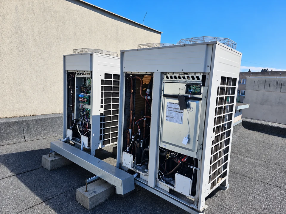 Rzeczywisty serwis instalacji VRF na dachu obiektu