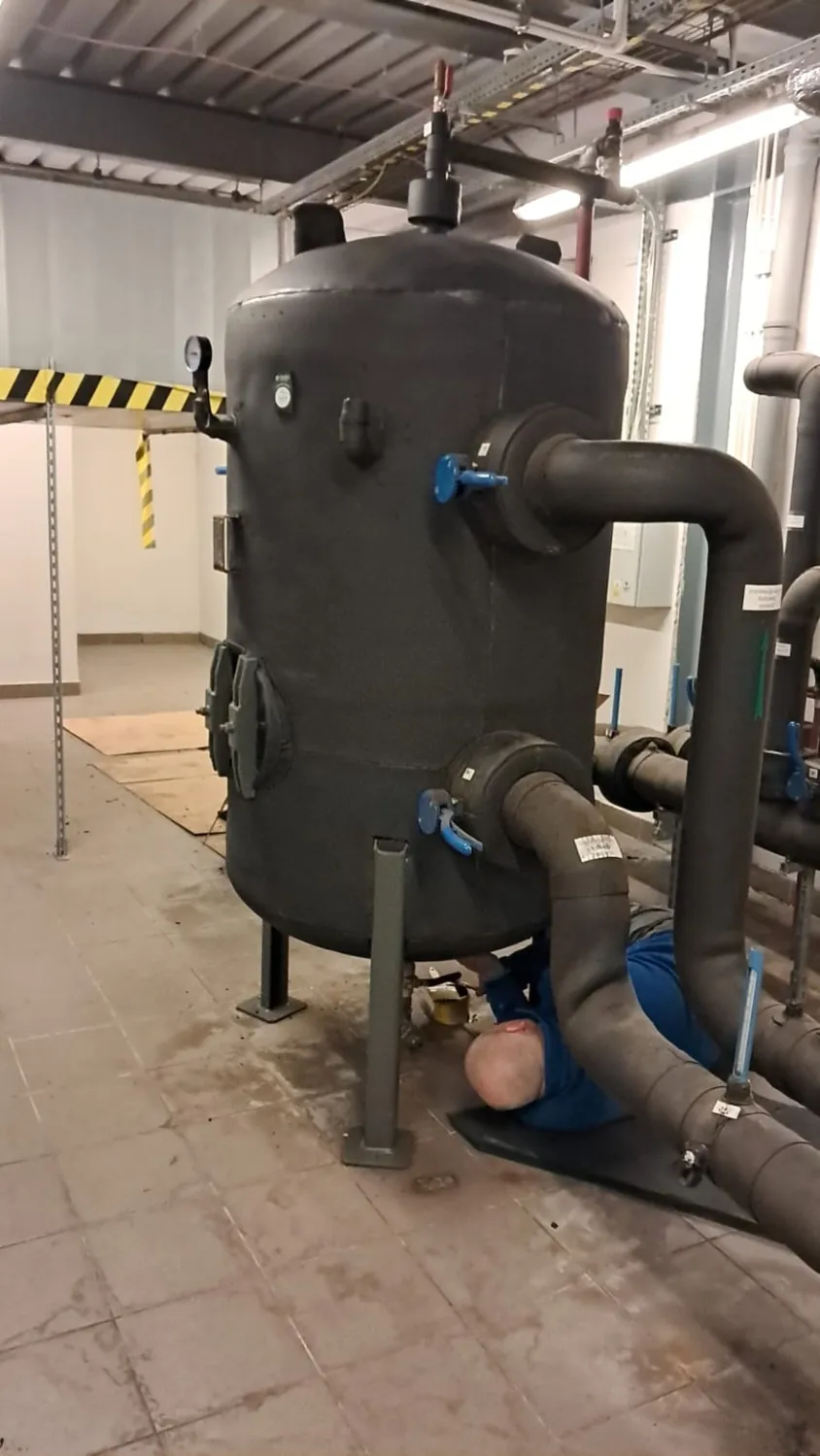 Izolowany zbiornik i rurociągi w pomieszczeniu technicznym budynku, dokumentacja realizacji DETAS